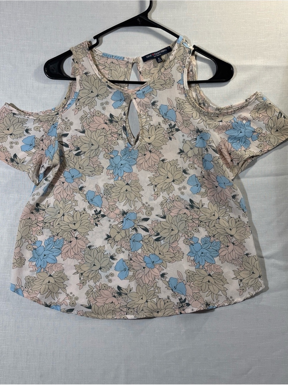 One Heart Clothing LA Women’s Size Small Cold Shoulder Floral Blouse
